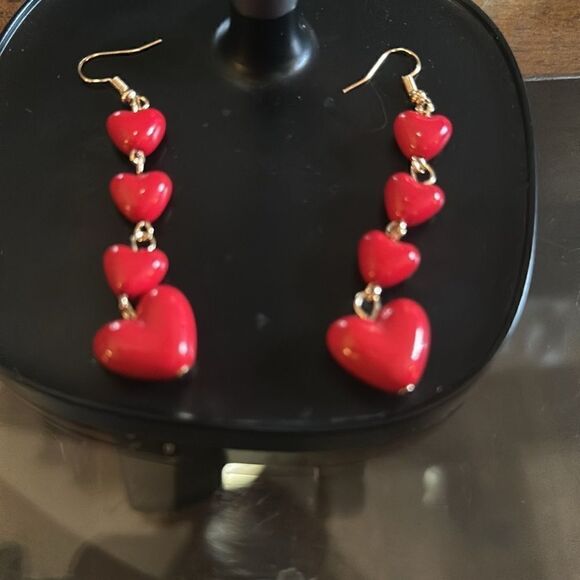 Super cute, lightweight sweatshirt and earrings. Just in time forValentine’s Day - Picture 2 of 12